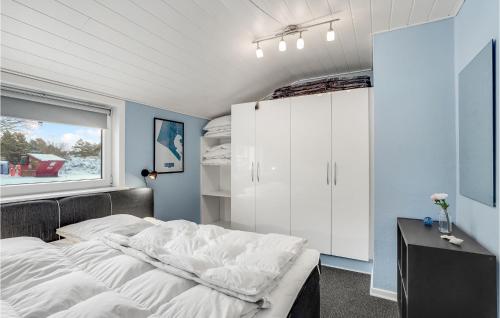 布拉万德Amazing Apartment In Blvand With 1 Bedrooms And Wifi的卧室配有白色的床和窗户。