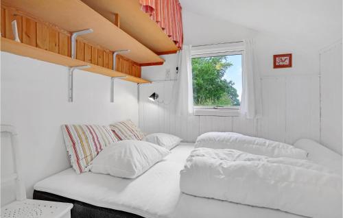 Jægerspris1 Bedroom Awesome Home In Jgerspris的白色的客房设有沙发和窗户。