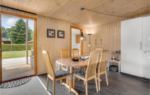 桑德比耶特Gorgeous Home In Bjert With Kitchen的一间带桌椅的用餐室