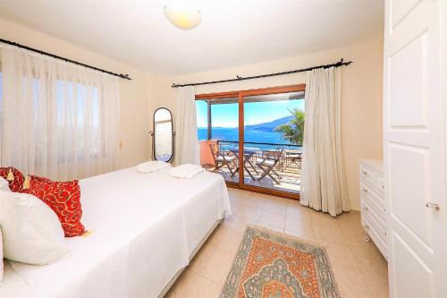 卡尔坎Villa Tymnessos的一间卧室配有一张床,享有海景