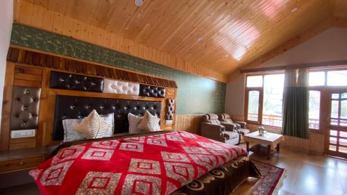 ChachyotKavya Home Stay的一间卧室配有一张带红色毯子的大床