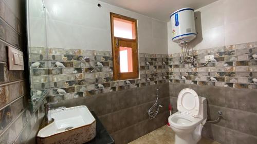ChachyotKavya Home Stay的一间带卫生间和水槽的浴室