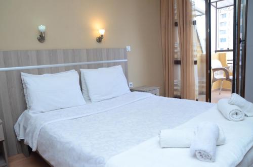 比托拉Villa Konzuli的卧室配有白色床和毛巾