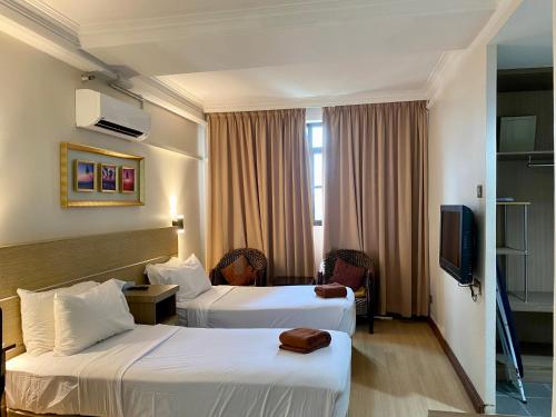 瓜拉丁加奴苏麦公寓酒店的酒店客房设有两张床和电视。