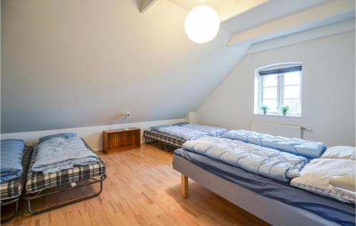 NimtofteSjrupgaard的带三张床和窗户的客房