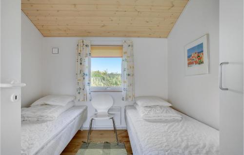 埃格斯科夫Stunning Home In Brkop With 3 Bedrooms And Wifi的一间卧室配有两张床和椅子