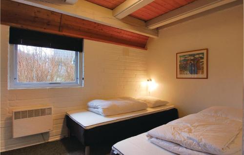 ÅrøPet Friendly Home In Haderslev With Wifi的小房间设有两张床和窗户