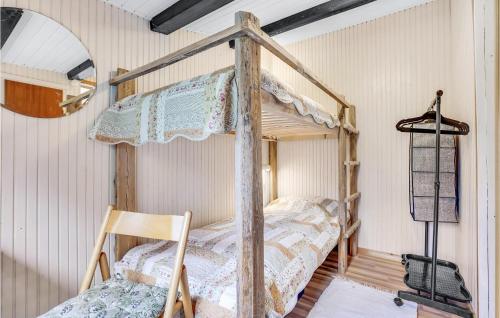 伊斯科博约格Stunning Home In Eskebjerg With Kitchen的一间卧室配有四柱床和椅子