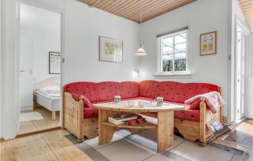 伦讷Joe的客厅配有红色的沙发和桌子