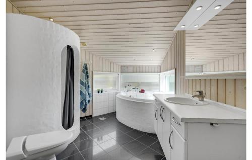 博托比伊德斯图普乌戈维杰4号度假屋的白色的浴室设有浴缸和水槽。