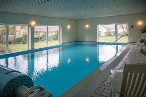 巴特贝格匝本Ferienwohnung Toskana mit Schwimmbad und Sauna的一座蓝色水的大型游泳池