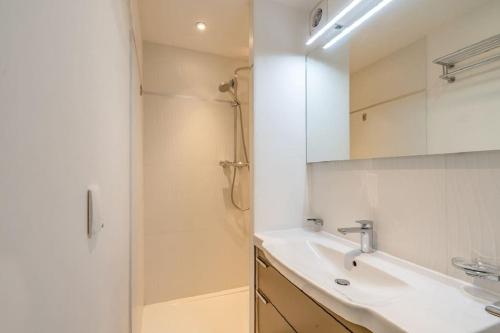 戛纳Croisette: 2BDR Apartment的白色的浴室设有水槽和淋浴。
