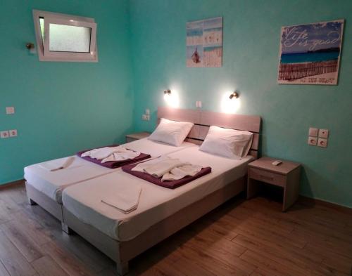 萨夫基亚Faros apartment的一间卧室配有一张带白色床单的大床