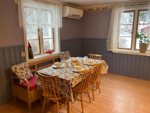 希塞里贝克Branäs Holiday Home的用餐室配有桌椅和桌椅