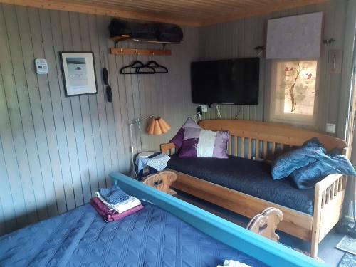 萨翁林纳Rantakallio Savonlinna, Tervetuloa meille!的一间卧室配有一张带冲浪板的床