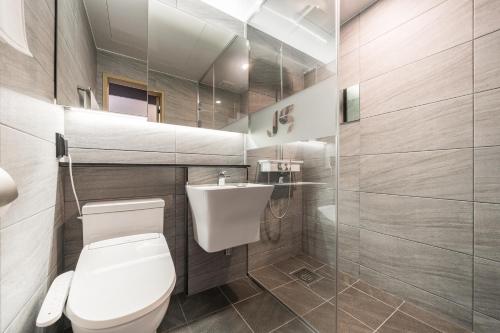 首尔Jamsil Stay Hotel的一间带卫生间和水槽的浴室