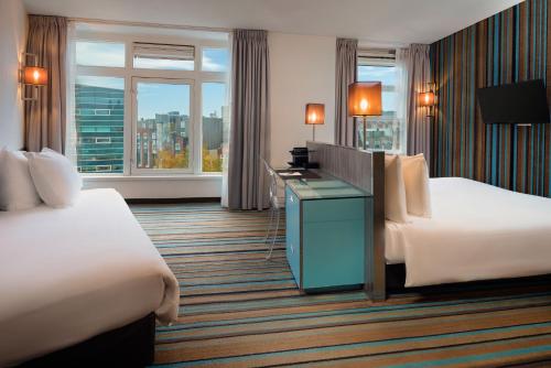 阿姆斯特丹韦斯特考得酒店的酒店客房配有两张床和一张书桌