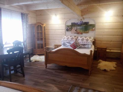 GrońU Huraja的小木屋内一间卧室,配有一张床