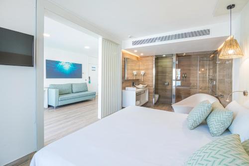 波连萨港MarSenses Puerto Pollensa Hotel & Spa的一间带大床的卧室和一间浴室
