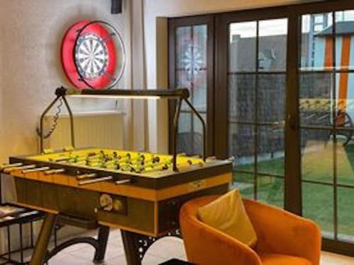 科克赛德Per Sea的客厅配有一张游戏桌和椅子