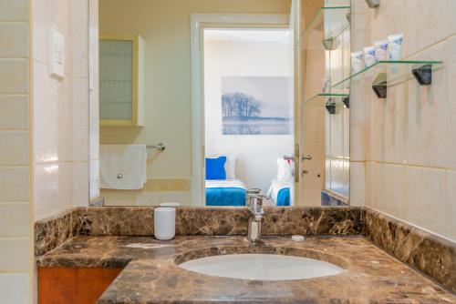 迪拜Lux BnB Springs Villa Private Garden的一间带水槽和镜子的浴室