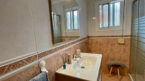 马拉加Palacio de Ferias apartamento的一间带水槽和镜子的浴室
