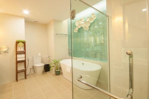 暹粒THE PRIVILEGE FLOOR by Lotus Blanc的带淋浴、浴缸和卫生间的浴室