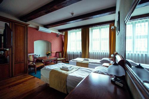 托伦荷般酒店的酒店客房配有两张床和一张书桌