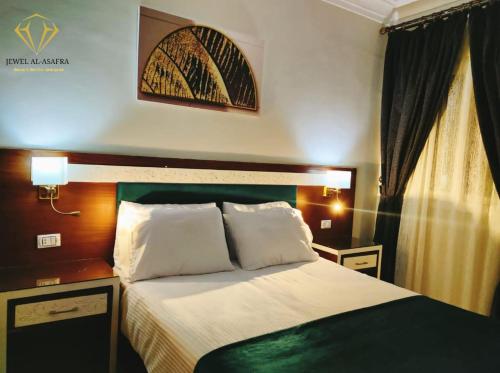 亚历山大Asafra Hotel Apartments Egyptian only price的酒店客房设有床和窗户。