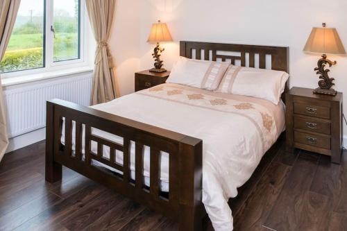 KillalaIsland Winds Along The Atlantic Way的一间卧室设有一张大床和两个床头柜