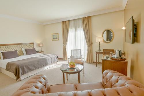突尼斯突尼斯爱婆罗酒店的酒店客房,配有床和沙发