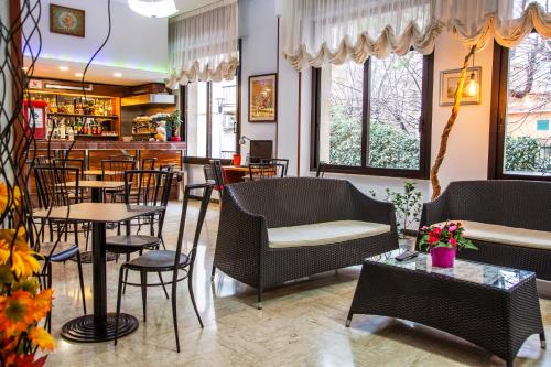 斯波托尔诺米迪泰拉尼酒店的一间带桌椅的餐厅和一间酒吧