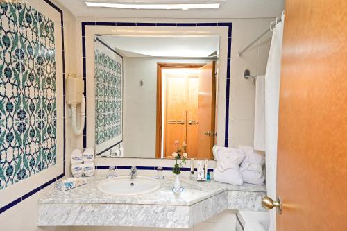 马赫迪耶Mahdia Palace Thalasso的一间带水槽和大镜子的浴室