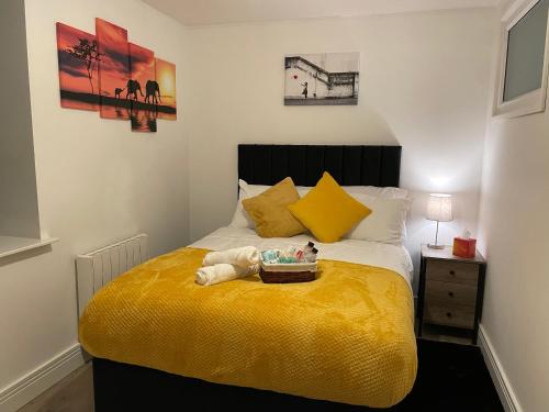 伯恩利Luxurious New 2 Bed Apartment in Burnley, Lancashire的一间卧室配有一张床,床上备有玩具托盘