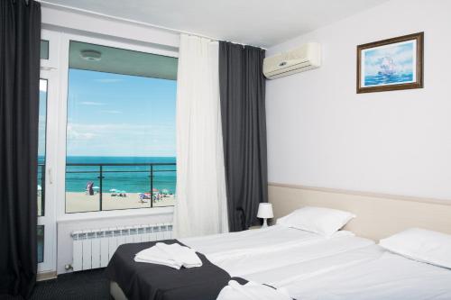 洛泽内茨Family Hotel Sunrise的酒店客房 - 带两张床,享有海滩美景