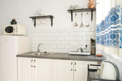 斯基罗斯岛Katoi House - Central Skyros Village的厨房配有水槽和白色冰箱