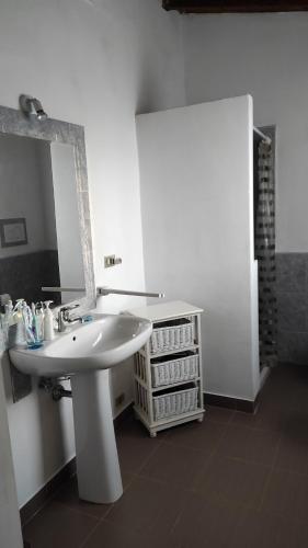 加拉蒂纳La Controra的浴室设有白色水槽和镜子