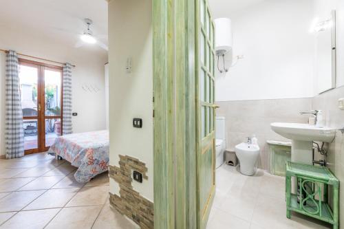 维拉西米乌斯Bellarosa 3的一间带水槽和卫生间的浴室