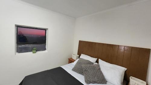 UitenhageHilltop的一间卧室设有一张大床和窗户