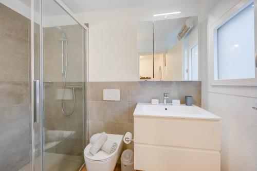 PianderaCasa Elvezia - Happy Rentals的浴室配有卫生间、盥洗盆和淋浴。