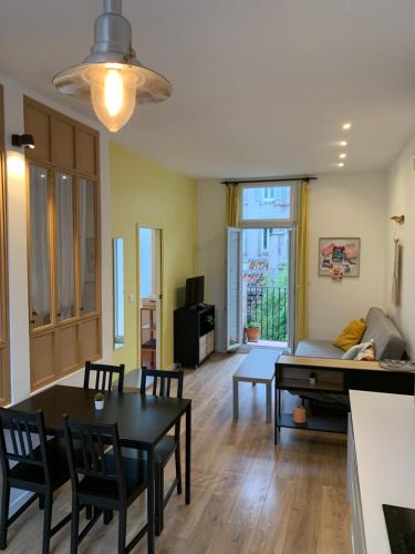 马赛Marseille LOFT 50m2 au cœur du Cours Julien的客厅配有桌椅和沙发