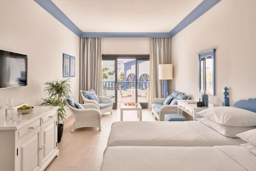 卡门港Seaside Los Jameos的一间卧室设有一张床和一间客厅。