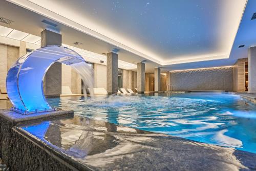 布克维Fomich Apartments的一座带喷泉的酒店游泳池