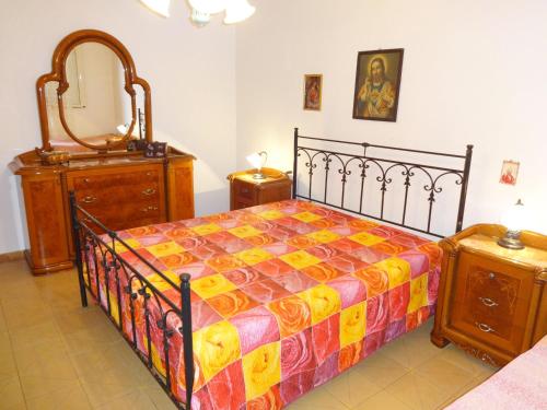 丽都玛里尼Villa House CORTESE的一间卧室配有一张床和一个梳妆台