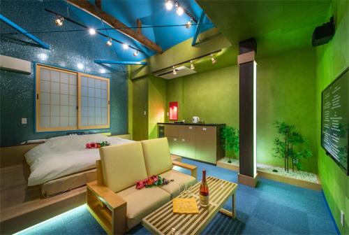 八王子市ホテル 鳳凰 大人専用的一间卧室配有一张床、一张沙发和一张桌子