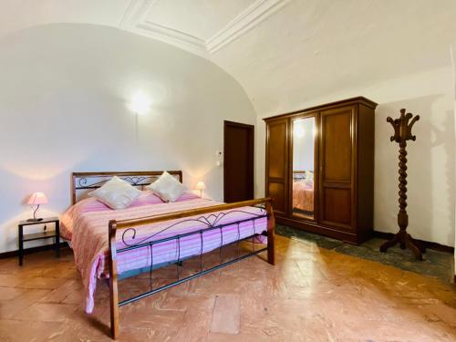 伦诺BORGO CAMILLO的一间卧室配有一张特大号床。