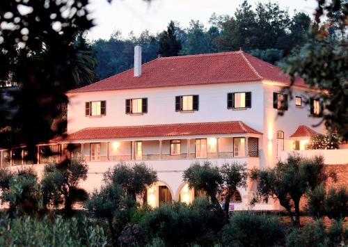 CerdeiraQuinta da Palmeira - Country House Retreat & Spa的一座大型白色房屋,设有红色屋顶