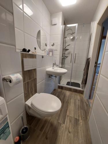 科特布斯Cottbus Çelik的白色的浴室设有卫生间和水槽。