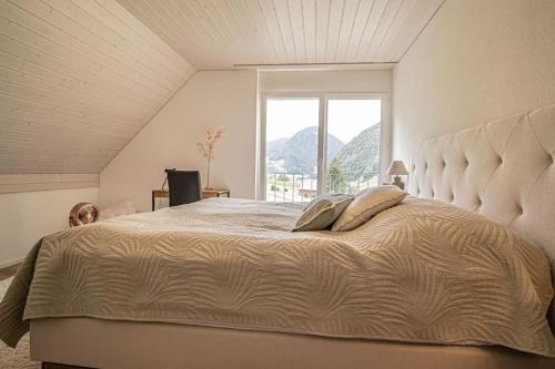 Alt Sankt JohannNew Chalet with breathtaking views!的一间卧室设有一张大床和大窗户