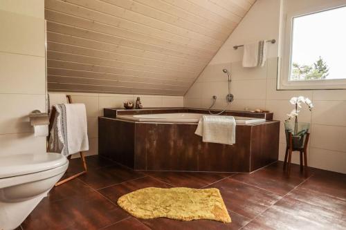 Alt Sankt JohannNew Chalet with breathtaking views!的带浴缸和卫生间的浴室。